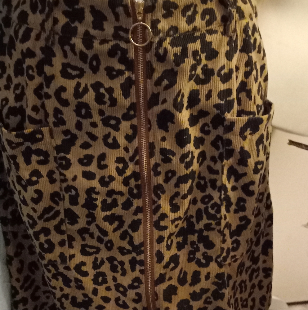 New,cheetah print mini zipper front corduroy skirt,pocket,belt    loops,size med